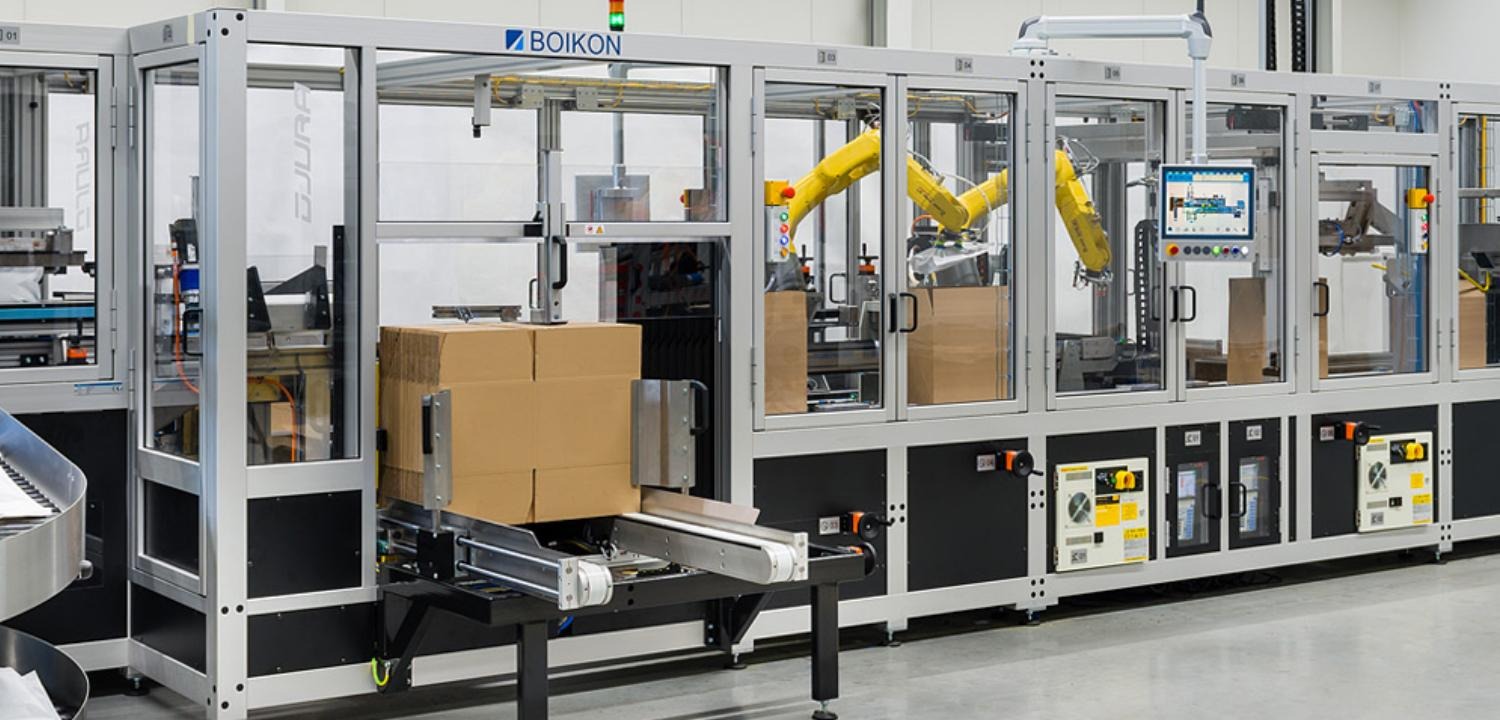 Enclosed robotic cell erecting and filling cartons